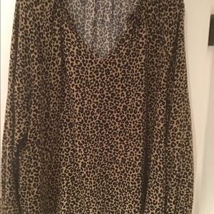 Loose lightweight tunic style top wear all year round. Worn once